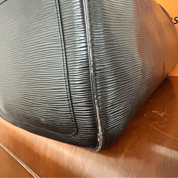 Louis Vuitton Black Epi Speedy 40 - Picture 8 of 15